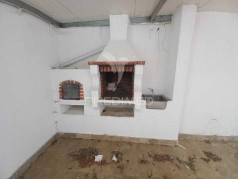 Apartamento t2 remodelado com logradouro na ericeira