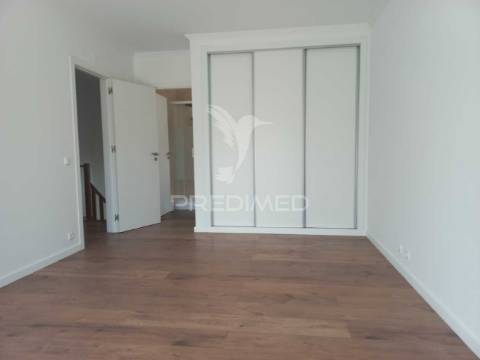 Apartamento t4 duplex - novo - castanheira do ribatejo