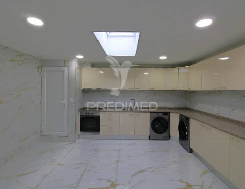 Moradia geminada  t4+1 em s. roque da lameira