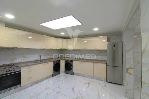 Moradia geminada  t4+1 em s. roque da lameira