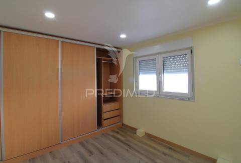 Moradia geminada  t4+1 em s. roque da lameira