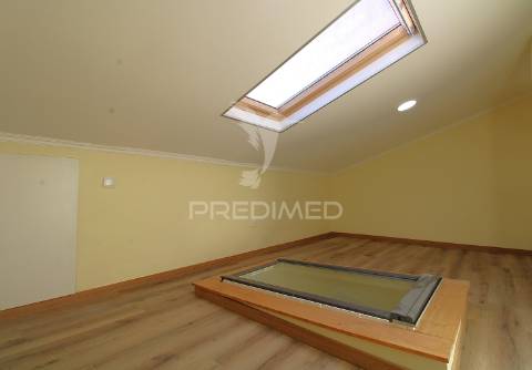 Moradia geminada  t4+1 em s. roque da lameira