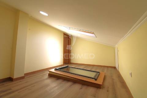 Moradia geminada  t4+1 em s. roque da lameira