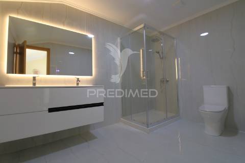 Moradia geminada  t4+1 em s. roque da lameira