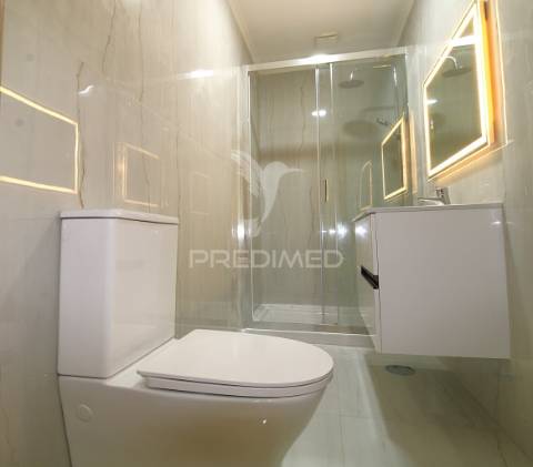 Moradia geminada  t4+1 em s. roque da lameira