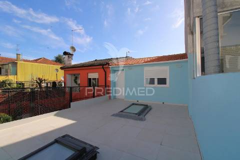 Moradia geminada  t4+1 em s. roque da lameira