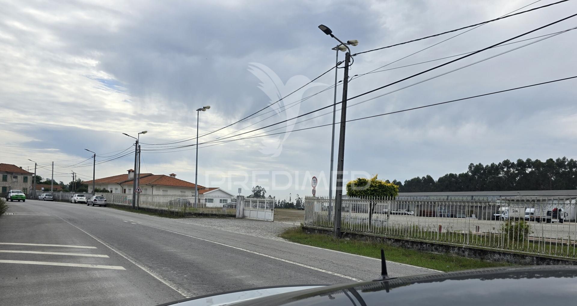 Armazém com 5000m2 num terreno de 28 250 m2