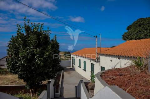 Moradia t2 com terreno – oportunidade única nos rosais, ilha de são jorge