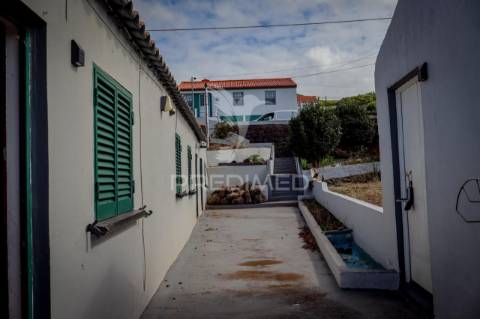 Moradia t2 com terreno – oportunidade única nos rosais, ilha de são jorge