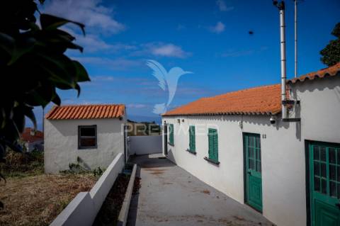 Moradia t2 com terreno – oportunidade única nos rosais, ilha de são jorge