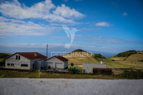 Moradia t2 com terreno – oportunidade única nos rosais, ilha de são jorge