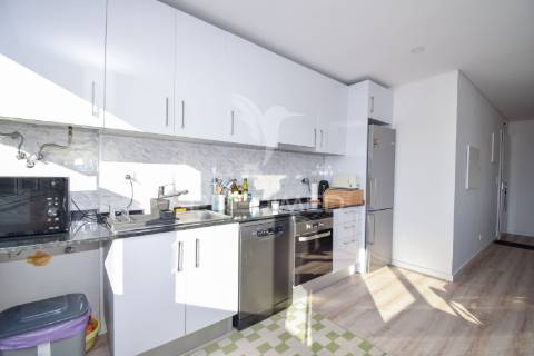 T2 renovado com varanda na damaia de cima (amadora)