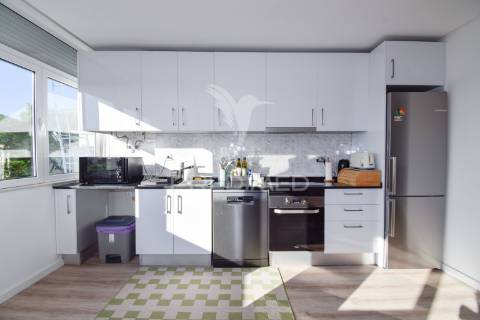 T2 renovado com varanda na damaia de cima (amadora)