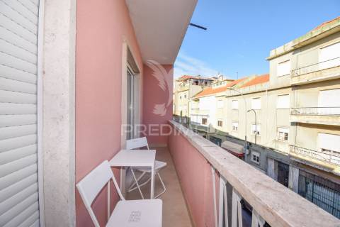 T2 renovado com varanda na damaia de cima (amadora)