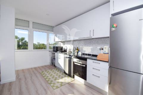 T2 renovado com varanda na damaia de cima (amadora)