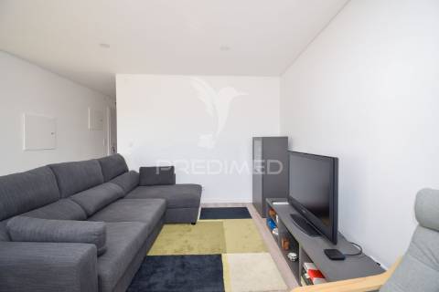 T2 renovado com varanda na damaia de cima (amadora)