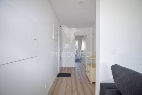 T2 renovado com varanda na damaia de cima (amadora)