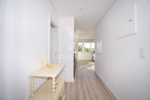 T2 renovado com varanda na damaia de cima (amadora)