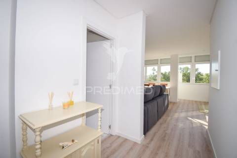 T2 renovado com varanda na damaia de cima (amadora)