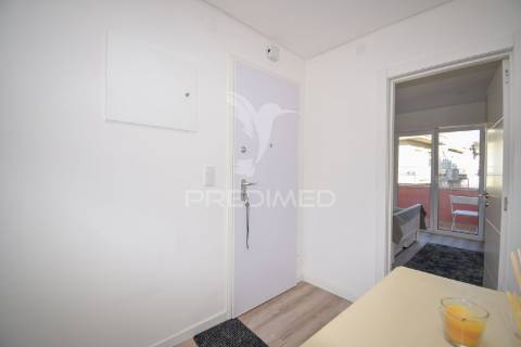 T2 renovado com varanda na damaia de cima (amadora)