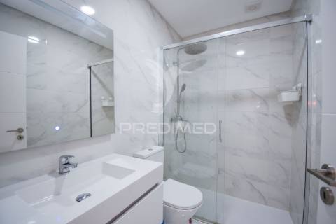 T2 renovado com varanda na damaia de cima (amadora)