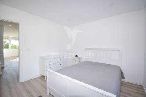 T2 renovado com varanda na damaia de cima (amadora)