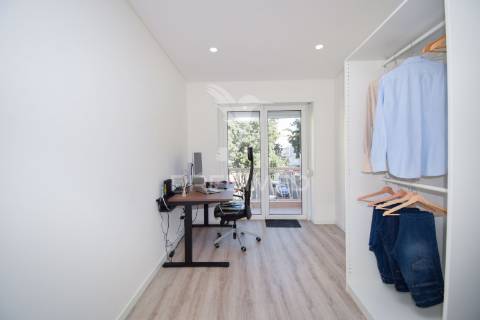 T2 renovado com varanda na damaia de cima (amadora)