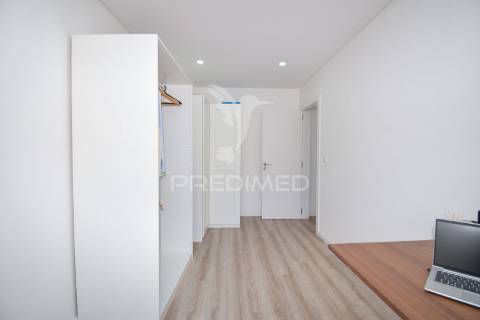 T2 renovado com varanda na damaia de cima (amadora)