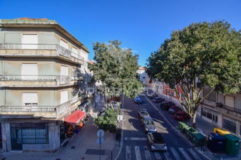 T2 renovado com varanda na damaia de cima (amadora)