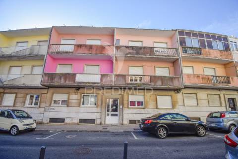 T2 renovado com varanda na damaia de cima (amadora)