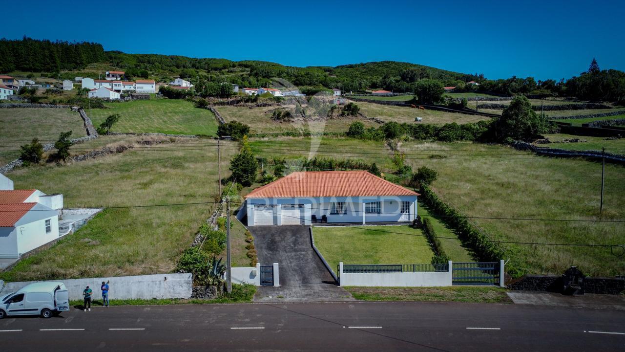 Moradia t3 totalmente remodelada com garagem – rosais, ilha de são jorge