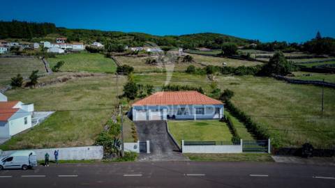 Moradia t3 totalmente remodelada com garagem – rosais, ilha de são jorge