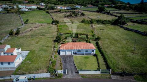 Moradia t3 totalmente remodelada com garagem – rosais, ilha de são jorge