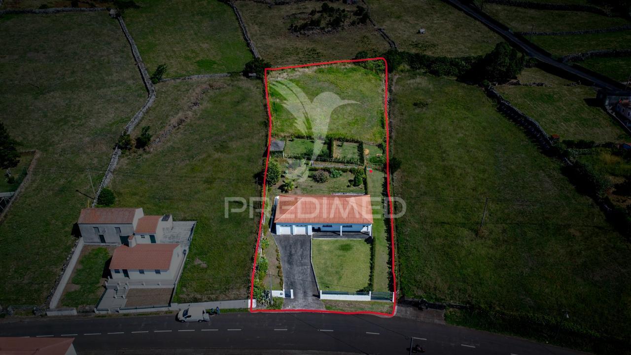 Moradia t3 totalmente remodelada com garagem – rosais, ilha de são jorge