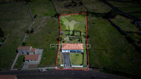 Moradia t3 totalmente remodelada com garagem – rosais, ilha de são jorge