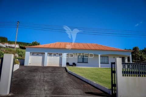 Moradia t3 totalmente remodelada com garagem – rosais, ilha de são jorge