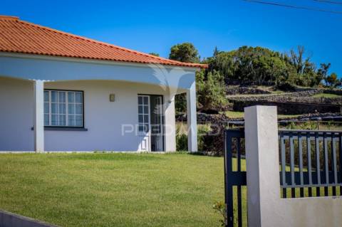 Moradia t3 totalmente remodelada com garagem – rosais, ilha de são jorge