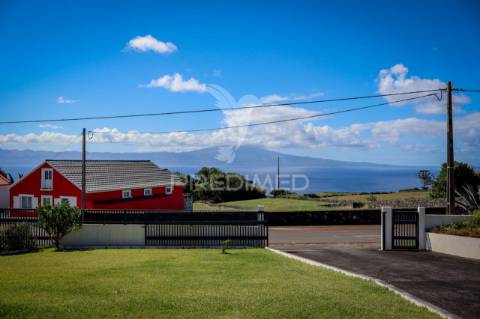 Moradia t3 totalmente remodelada com garagem – rosais, ilha de são jorge