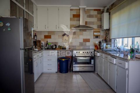 Moradia t3 totalmente remodelada com garagem – rosais, ilha de são jorge