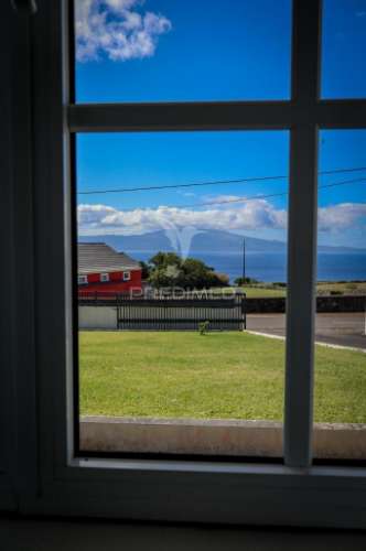 Moradia t3 totalmente remodelada com garagem – rosais, ilha de são jorge