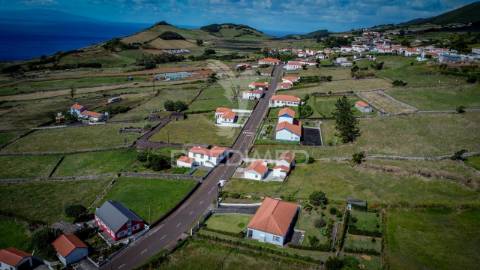 Moradia t3 totalmente remodelada com garagem – rosais, ilha de são jorge