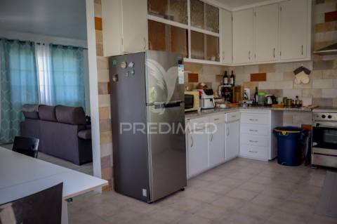 Moradia t3 totalmente remodelada com garagem – rosais, ilha de são jorge