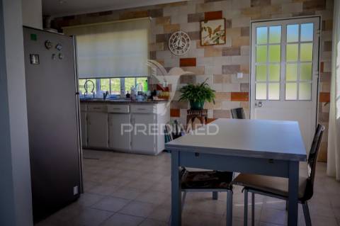 Moradia t3 totalmente remodelada com garagem – rosais, ilha de são jorge