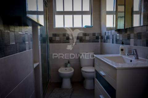 Moradia t3 totalmente remodelada com garagem – rosais, ilha de são jorge