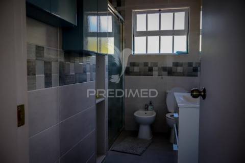 Moradia t3 totalmente remodelada com garagem – rosais, ilha de são jorge