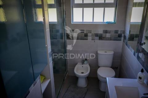 Moradia t3 totalmente remodelada com garagem – rosais, ilha de são jorge