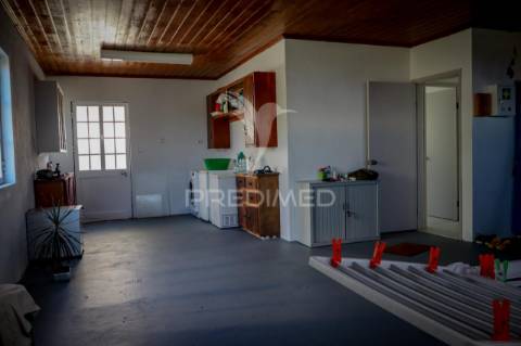 Moradia t3 totalmente remodelada com garagem – rosais, ilha de são jorge