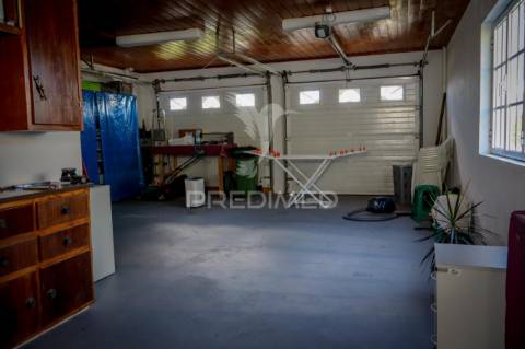 Moradia t3 totalmente remodelada com garagem – rosais, ilha de são jorge