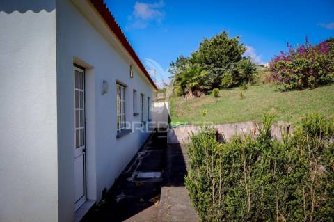 Moradia t3 totalmente remodelada com garagem – rosais, ilha de são jorge