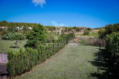 Moradia t3 totalmente remodelada com garagem – rosais, ilha de são jorge